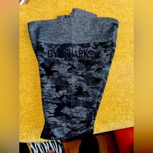 GymShark women’s leggings in black camo. High rise